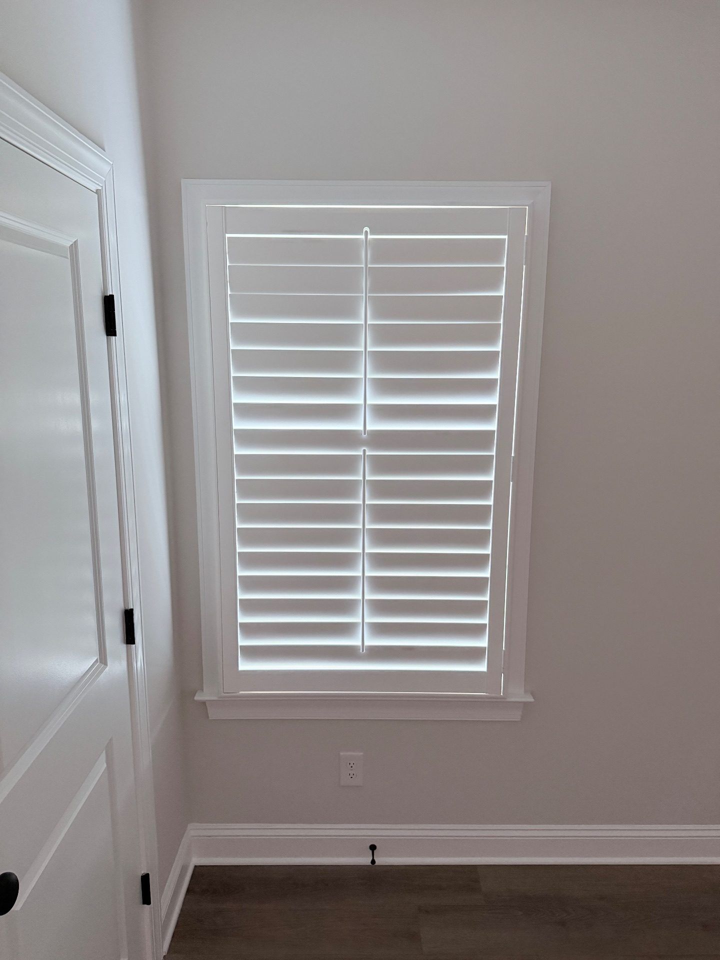 Plantation shutters with split tilt
