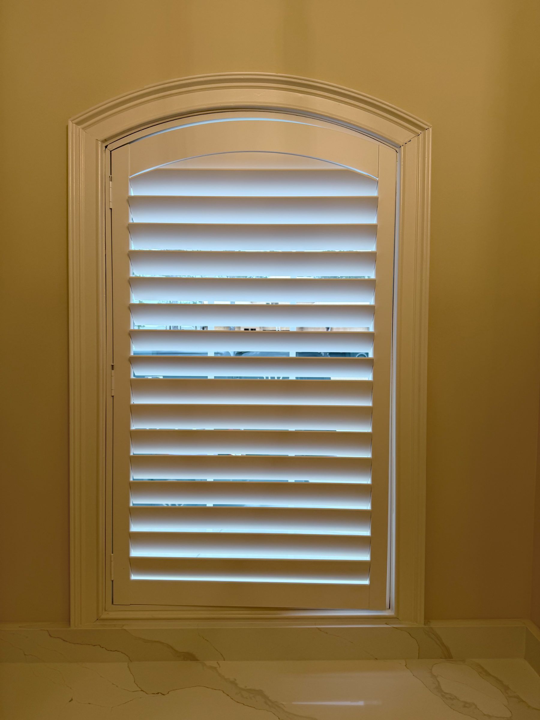 Arch top plantation shutter with Hidden Tilt