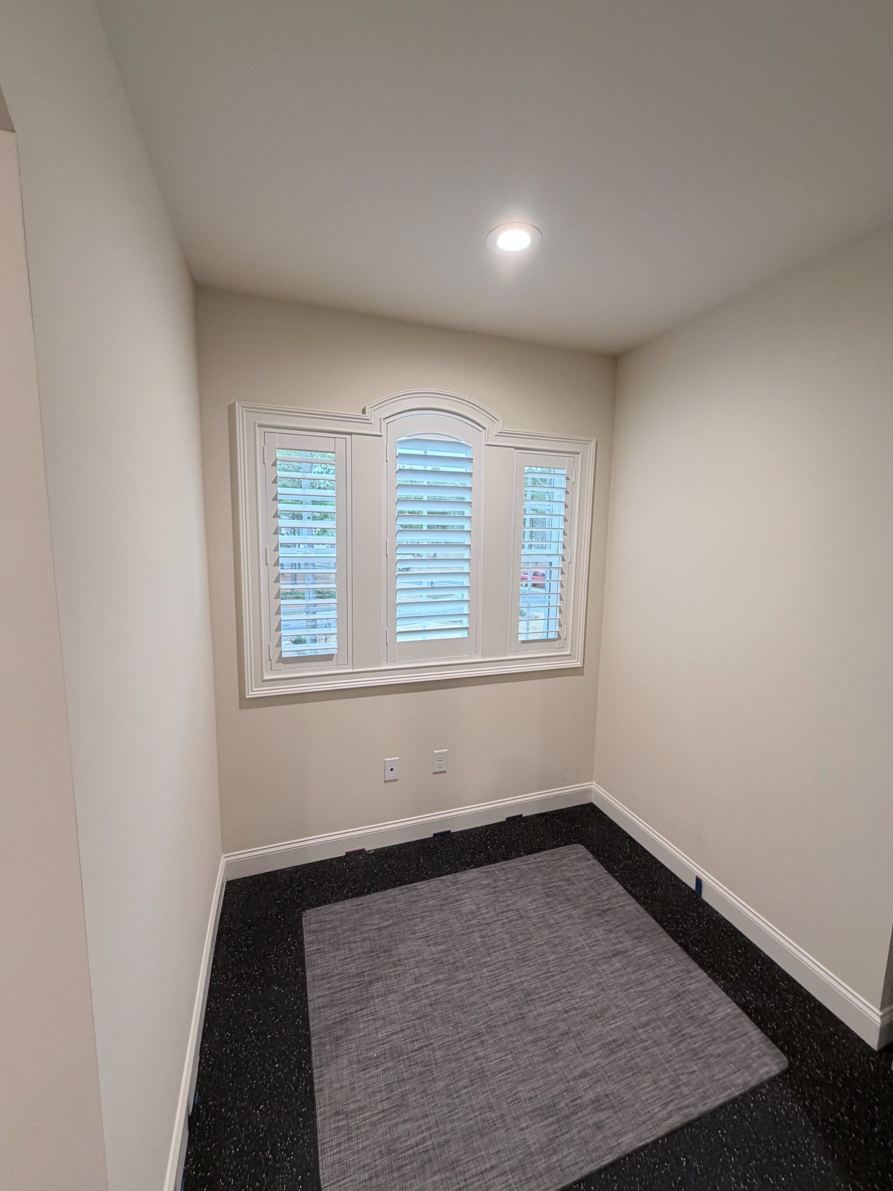 Arch top plantation shutter with Hidden Tilt
