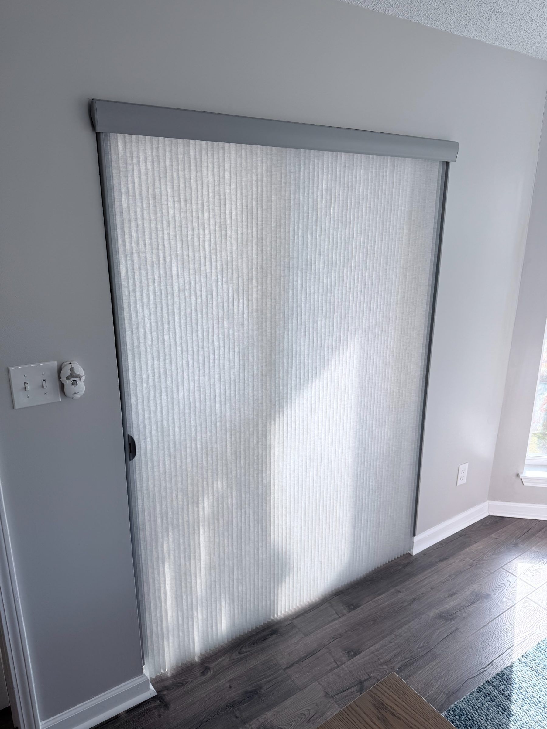 Gray Vertical Honeycomb (Closed)
