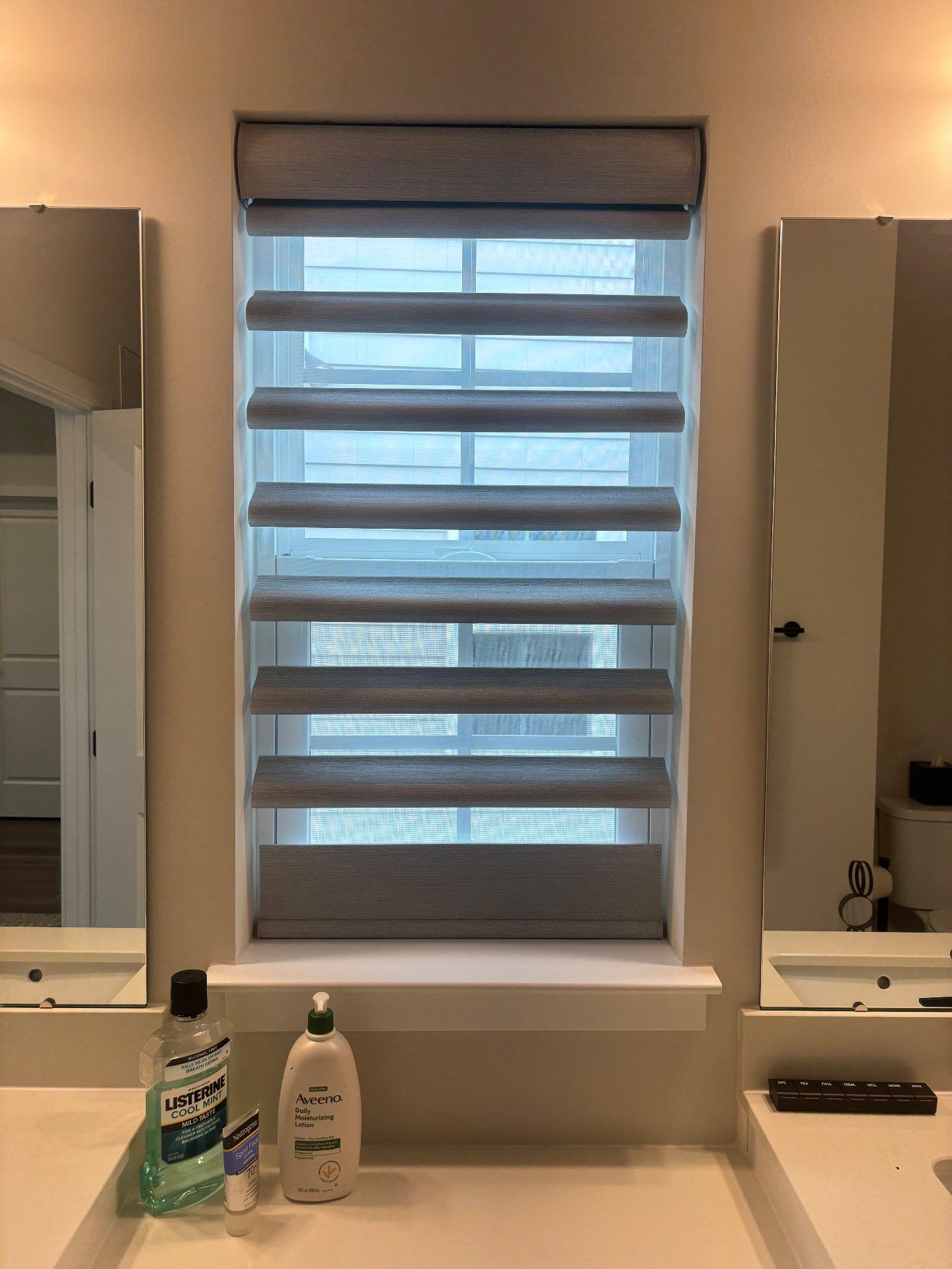 Hunter Douglas Pirouette in the primary bathroom in North Myrtle Beach